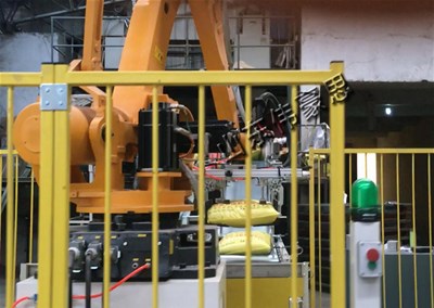 為什么說活性炭碼垛機(jī)械手是安全易操作的機(jī)器人設(shè)備？