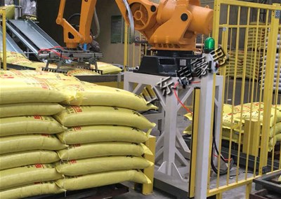 飼料行業(yè)碼垛機(jī)，機(jī)械手碼垛機(jī)視頻