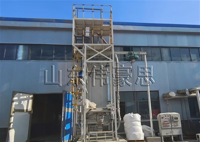 白炭黑自動(dòng)噸袋拆袋機(jī)的特點(diǎn)是什么？