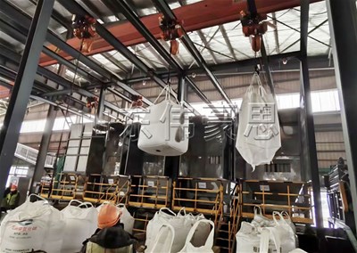 氧化鎂自動(dòng)噸袋拆袋機(jī)解決了哪些問題？